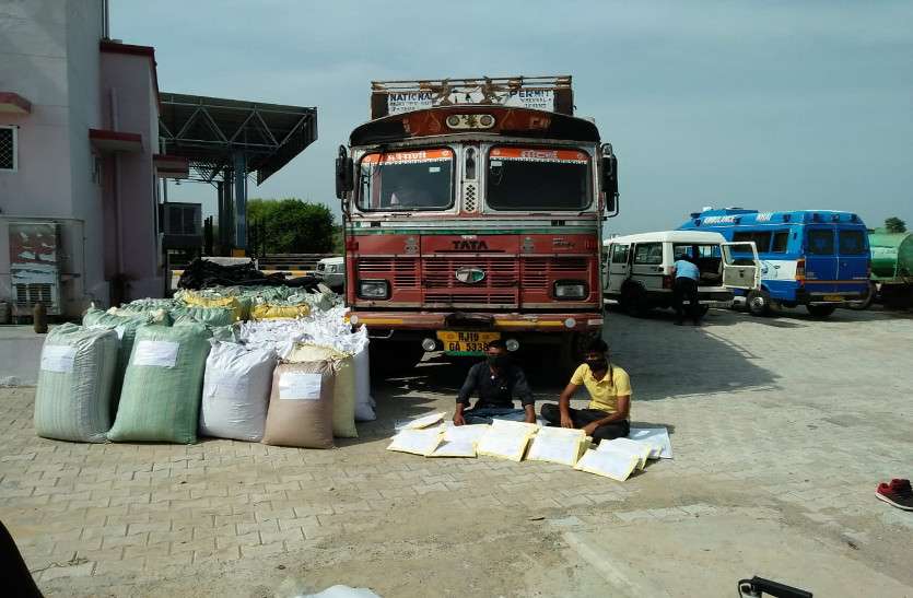 ट्रक में दाल के बीच भरा ९५४ किलो डोडा पोस्त जब्त ट्रक में दाल के बीच भरा ९५४ किलो डोडा पोस्त जब्त