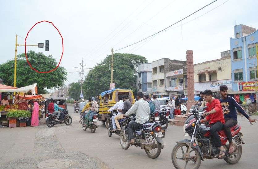 यातायात पुलिस की लगातार कार्रवाई, नतीजा शिफर
