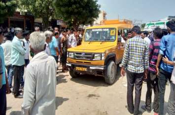 People furious with the attempt to drive the school busout after accid दुर्घटना के बाद बाल वाहिनी को भगा ले जाने के प्रयास से भड़के लोग