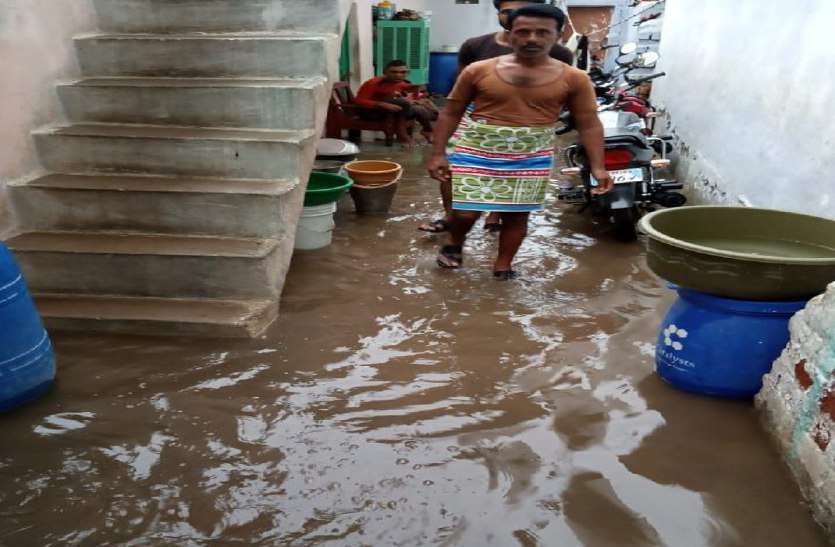 रायसेन शहर लगातार हो रही बारिश के चलते घरों में तक पानी भर गया। रायसेन शहर लगातार हो रही बारिश के चलते घरों में तक पानी भर गया।