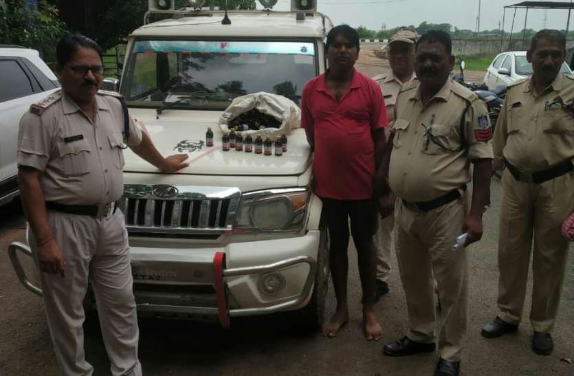 जीप में लोड नशीली सिरप बरामद, एक गिरफ्तार जीप में लोड नशीली सिरप बरामद, एक गिरफ्तार