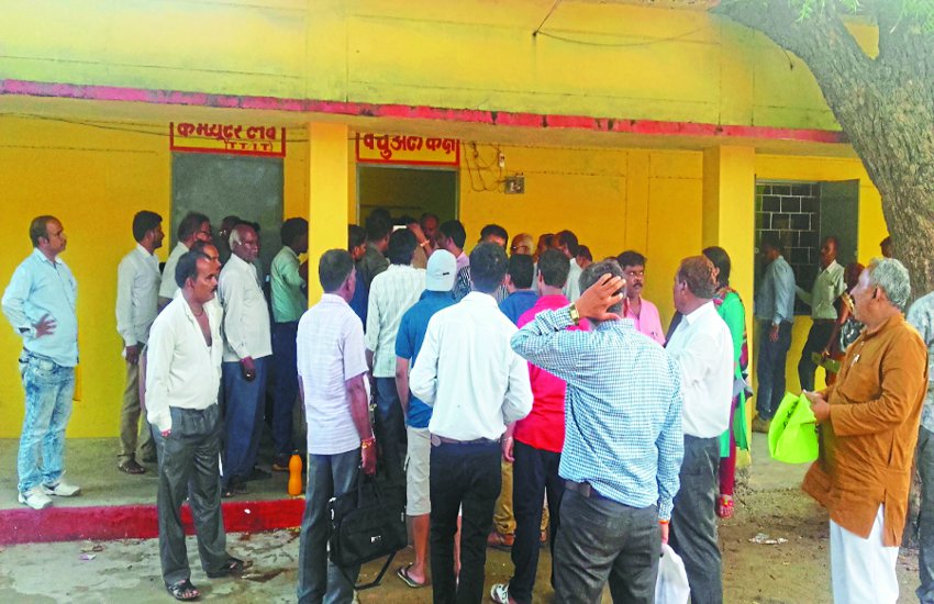Teachers created uproar, said- Roster not followed in counseling Teachers created uproar, said- Roster not followed in counseling
