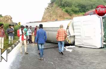Sirohi road accident tanker full of milk overturned सड़क पर बही दूध की नदी जो हाथ आया वो लेकर लूटने पहुंचे लोग