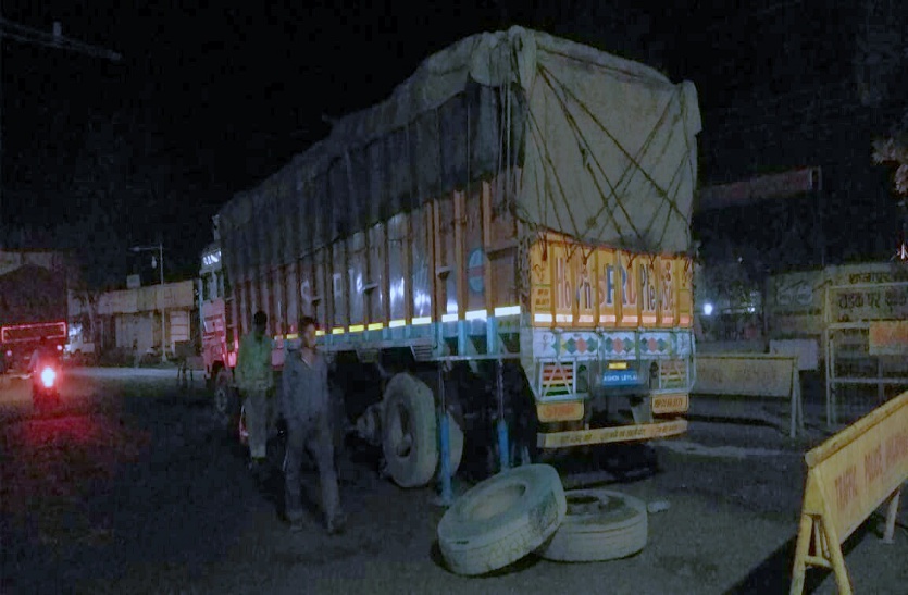 हाइवे पर गाडिय़ों का हो रहा ऐसा बुरा हाल हाइवे पर गाडिय़ों का हो रहा ऐसा बुरा हाल