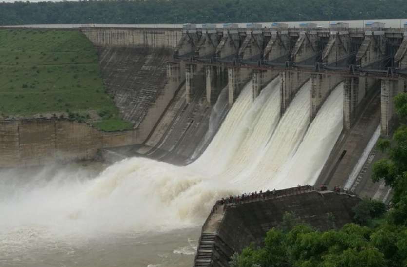 कैचमेंट एरिया में हैवी रैन : फिर खोले मड़ीखेड़ा के चार गेट कैचमेंट एरिया में हैवी रैन : फिर खोले मड़ीखेड़ा के चार गेट