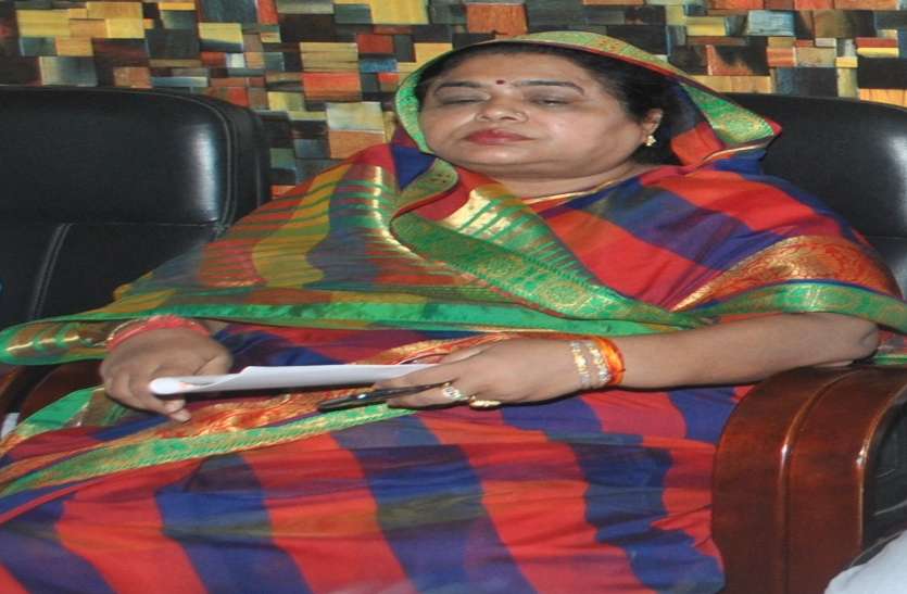 तीन आरोप, दो मौके, फिर भी नहीं दिया जबाव, दिग्गज भाजपा नेत्री को गंवानी पड़ी कुर्सी तीन आरोप, दो मौके, फिर भी नहीं दिया जबाव, दिग्गज भाजपा नेत्री को गंवानी पड़ी कुर्सी