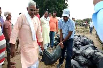 Engineer Punished by Bjp Mla Surendra singh after engineer absence मजदूर नहीं आये तो भाजपा विधायक ने इंजीनियर के साथ मिलकर खुद उठवाईं ईंट की बोरियां