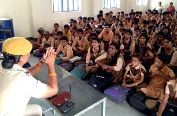 जागरूकता से आएंगी दुर्घटनाओं में कमी, विद्यार्थियों को दी यातायात नियमों की जानकारी जागरूकता से आएंगी दुर्घटनाओं में कमी, विद्यार्थियों को दी यातायात नियमों की जानकारी