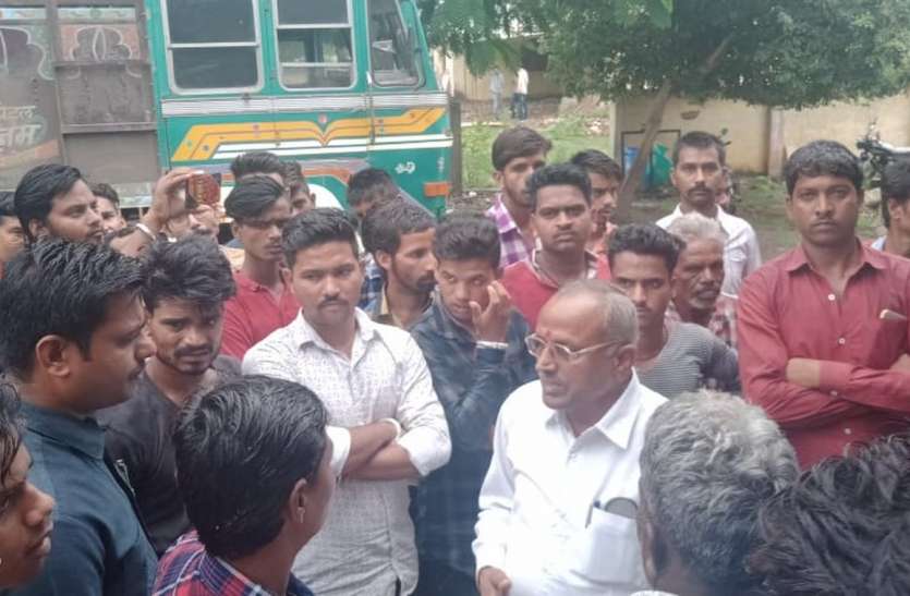 mandsaur news सड़क पर बैठी गाय की ट्रक की टक्कर से मौत, पुलिस ने किया प्रकरण दर्ज