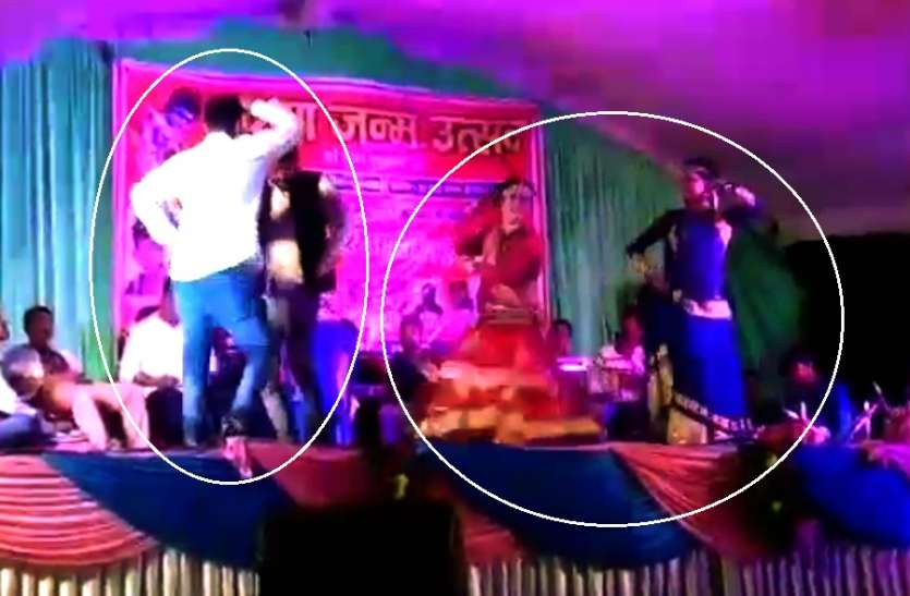 Dirty Dance सिपाहियों ने लगाए डांसर गर्ल संग ठुमके, जमकर लुटाए रुपये, वीडियो वायरल