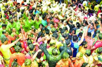 Nanda mahotsav celebrated with pomp and reverence राती पीरी चोली पहेरे नौतन झुमक सारी चोवा चंदन अंग लगावे सेंदुर मांग संवारी