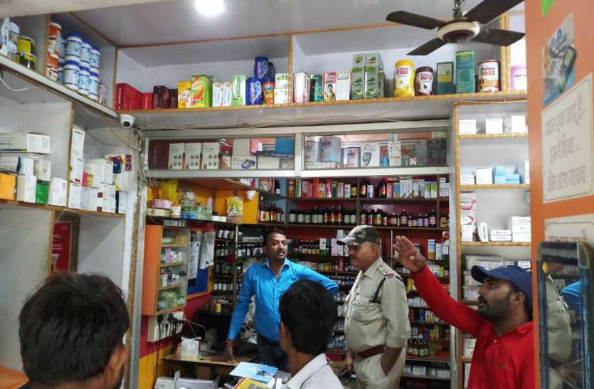 Goods and cash stolen by cutting the roof seat of two shops दो दुकानों के छत की सीट काटकर सामान और नगदी चोरी
