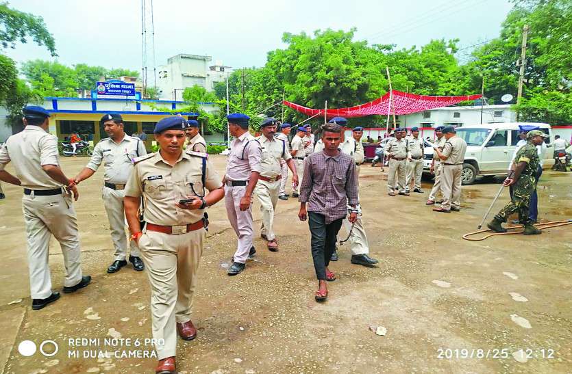 सिरफिरे आशिक ने बीच रास्ते में किया 10th स्टूडेंट से एकतरफा प्यार का इज़हार, मना करने पर लिया ऐसा बदला....