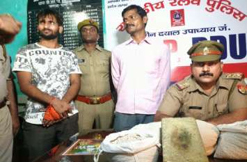 GRP Police arreste two accused with 40 kg silver in chandauli station जीआरपी ने 40 किलो चांदी के साथ दो युवकों को किया गिरफ्तार
