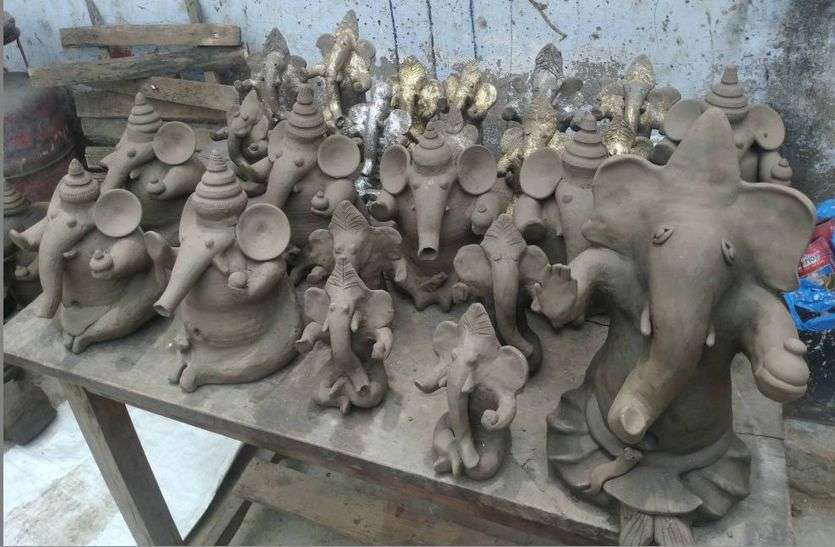 अच्छी पहल : गांवों की मिट्टी से बन रहे ईको फ्रैण्डली गणेश अच्छी पहल : गांवों की मिट्टी से बन रहे ईको फ्रैण्डली गणेश