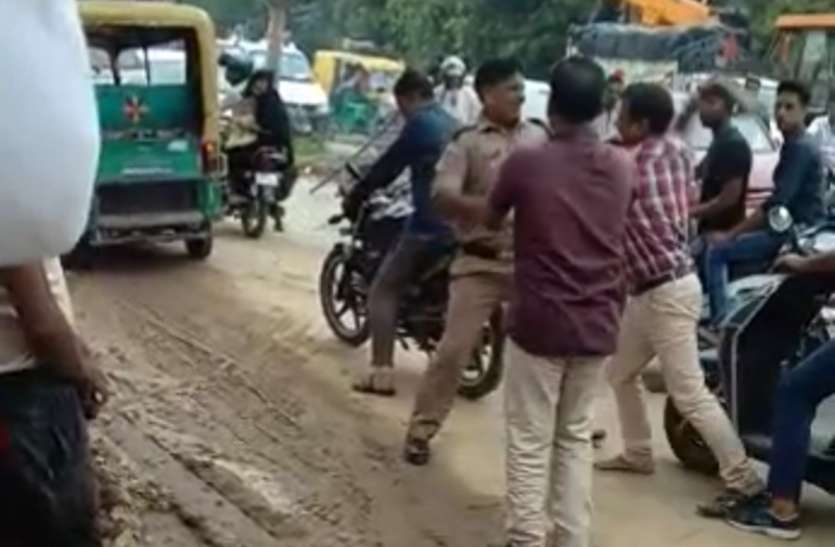 meerut होमगार्ड जवान ने निकाली स्कूटी की चाबी तो युवक ने सरेआम जूते से धुन दिया