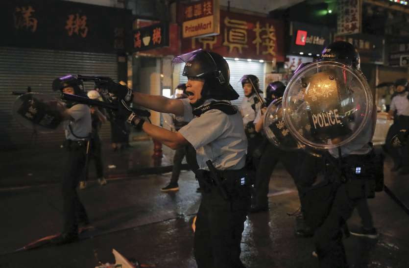 hong kong weekend protests हांगकांग: लोकतंत्र समर्थक प्रदर्शन में भड़की हिंसा, 36 गिरफ्तार