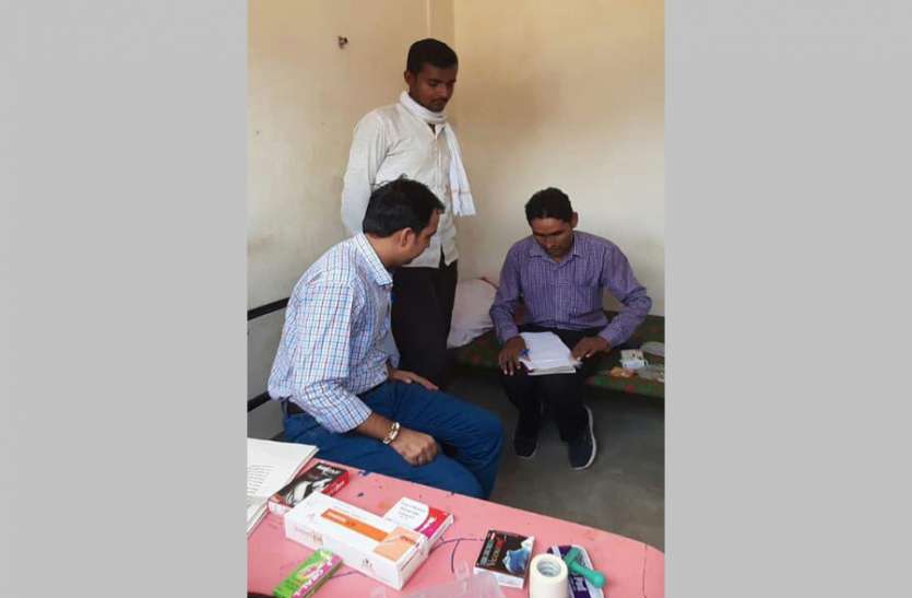jhola chap doctor arrested from rural area of jodhpur बीए पास डॉक्टर बन कर रहा था ग्रामीणों के स्वास्थ्य की जांच, स्वास्थ्य विभाग ने पकड़ पुलिस को सौंपा