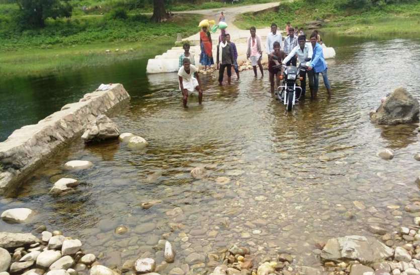 इंजीनियरों ने किया ऐसा काम कि टापू बन गए गांव इंजीनियरों ने किया ऐसा काम कि टापू बन गए गांव