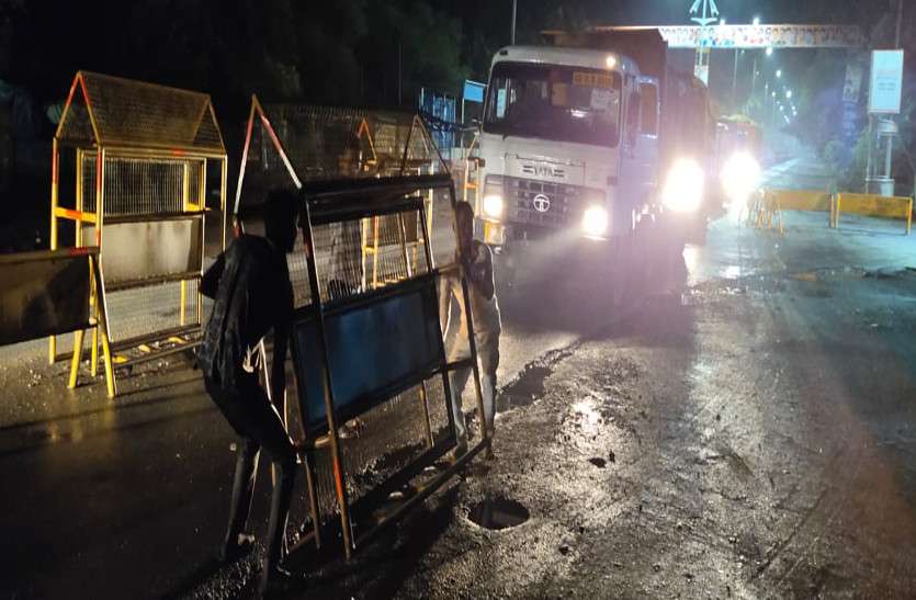 यहां की यातायात पुलिस ने बीच सड़क लगा दिया मौत का स्टॉपर, बना बड़ा खतरा यहां की यातायात पुलिस ने बीच सड़क लगा दिया मौत का स्टॉपर, बना बड़ा खतरा