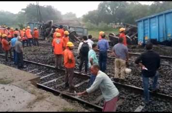 Howrah-Delhi Route Goods train derailed मालगाड़ी बेपटरी: गनीमत थी कि सामने से नहीं आ रही थी दूसरी ट्रेन वरना...