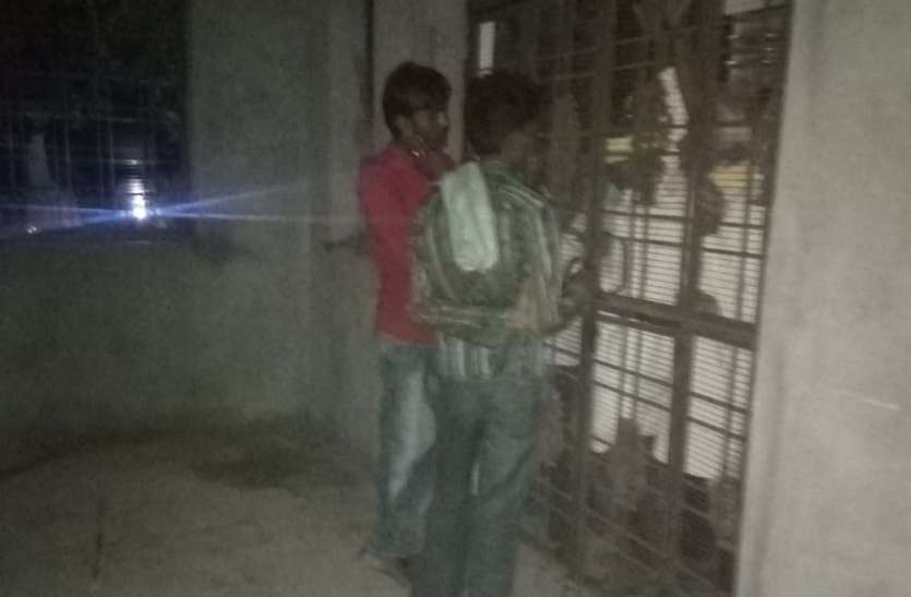 villagers-caught-suspected-youth रात को मंदिर पहुंचे संदिग्ध युवकों को ग्रामीणों ने पकड़ा