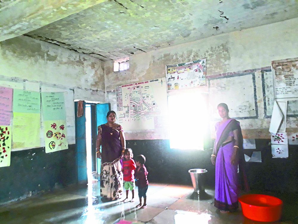 school shabby आंगनवाड़ी पाठशाला जर्जर, हर पल खतरे का साया