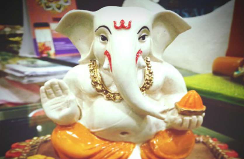chitragupta_ganesha.jpg यहां सूर्यदेव करते हैं पहली किरणों से गजानन के चरणों का अभिषेक, यमराज के मुनीम चित्रगुप्त रखते हैं लेखा-जोखा!