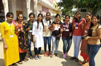 Student union election: Students vote enthusiastically, take selfie .. Student union election : छात्राओं ने उत्साह से किया मतदान, ली सेल्फी...देखिए फोटो