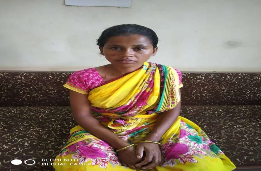 नक्सली हुर्रा के मरने के बाद डिप्टी कमांडर का पदभार संभालने वाली 8 लाख इनामी महिला नक्सली गिरफ्तार नक्सली हुर्रा के मरने के बाद डिप्टी कमांडर का पदभार संभालने वाली 8 लाख इनामी महिला नक्सली गिरफ्तार