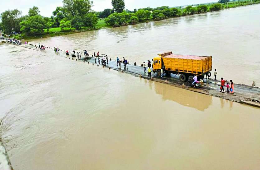 heavy danger zone in sindh bridge latest news in hindi सावधान : यहां से निकलने से पहले जरूर पढ़ लें यह खबर, वरना जा सकती है आपकी जान