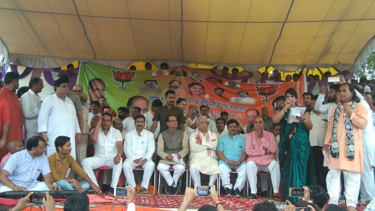 Former CM accuses the government पिछोर में बोले शिवराज : सरकार ने बेटियों की शादी में दिए चेक, पर पैसा नहीं डाला खाते में