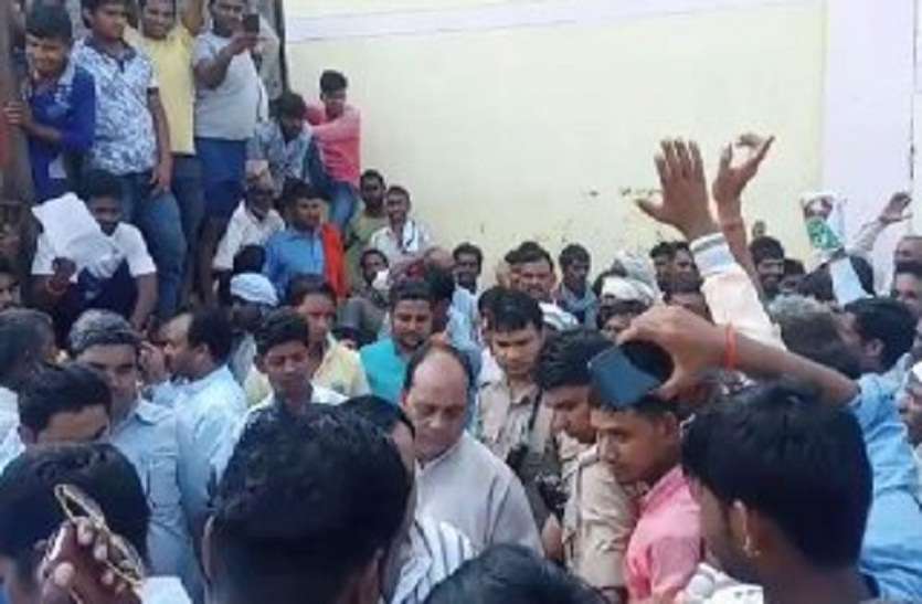 दुखी किसानों ने रोकी सांसद की कार और इसके बाद जो हुआ.. दुखी किसानों ने रोकी सांसद की कार और इसके बाद जो हुआ..