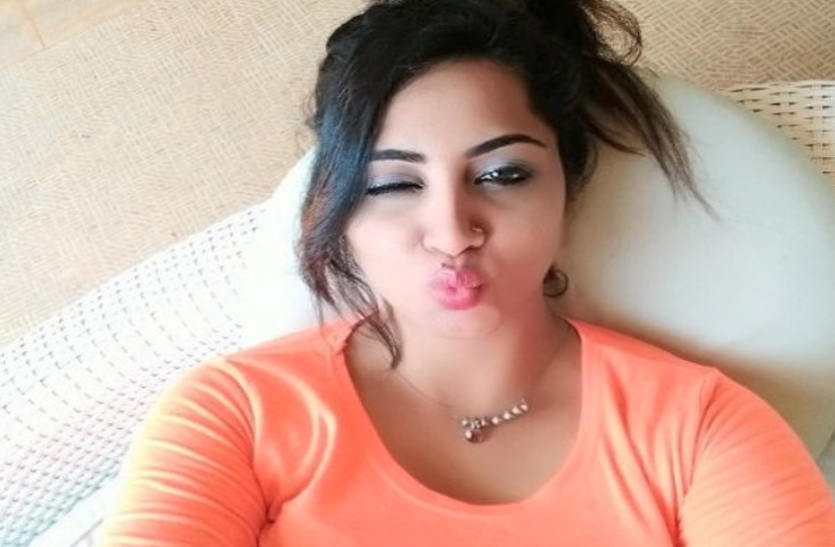 Bigg Boss Contestant Arshi Khan New Video Viral On Social Media - बिग बॉस  फेम अर्शी खान का डांस वीडियो हुआ वायरल, लोग जमकर उडा रहे हैं मजाक | Patrika  News