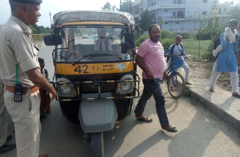 नशे में ऑटो से बच्चों को ले जा रहे चालक पकड़ा नशे में ऑटो से बच्चों को ले जा रहे चालक पकड़ा