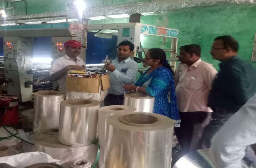 police catch many Brand fake packing factory in gwalior यहां नामी कम्पनियों की होती थी नकली पैकिंग, फैक्ट्री पर छापा होते ही मची भगदड़