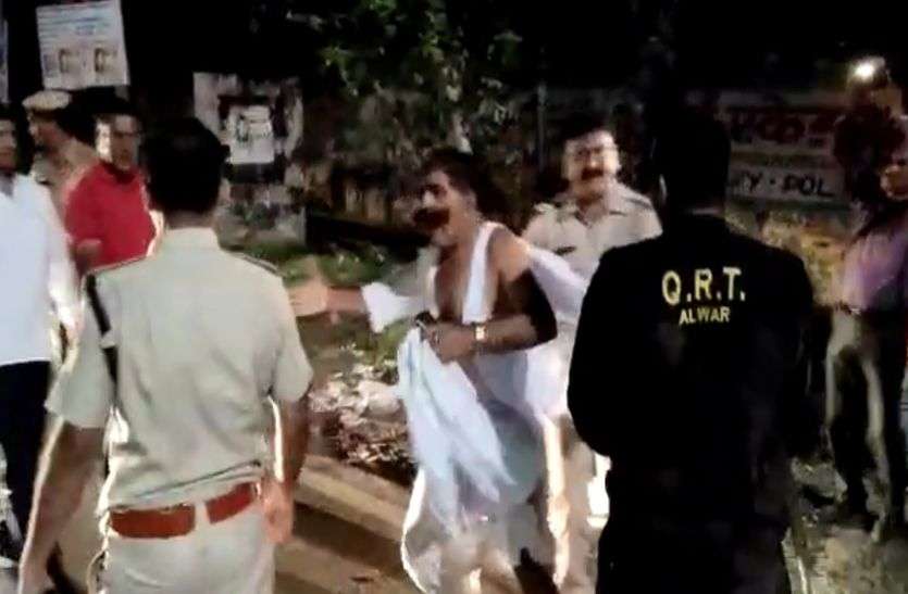 Alwar Police Beat Foji Amar Chand Meena In Alwar Video Viral अलवर पुलिस ने पूर्व फौजी अमरचंद मीणा को बिना वजह बेरहमी से मारा, बुजुर्ग के कपड़े तक फाड़े, देखें वीडियो