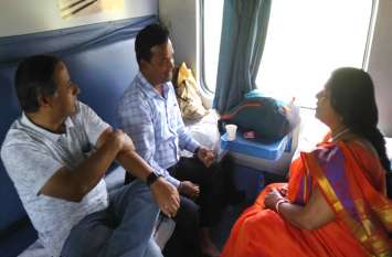 Railway Officer Taking Feedback in Train Without Showing their Identit ट्रेन में पहचान छिपाकर यात्री से रेल अधिकारी ने पूछे सवाल, मिले हैरान करने वाले जवाब