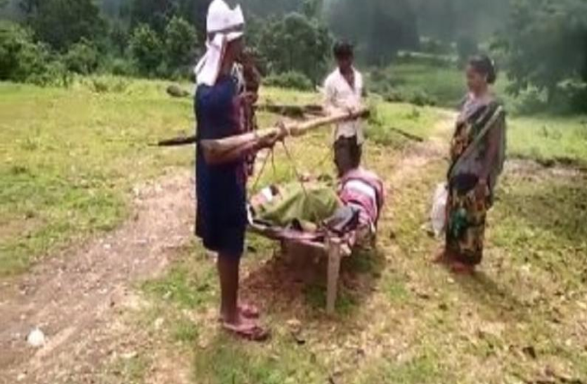 प्रसव पीड़ा से कराहती महिला पहाड़ चढ़कर पहुंची अस्पताल, बच्चे को जन्म देने के बाद हालत हुई ख़राब फिर...