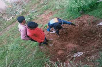 Breaking News: Innocent son fell from father shoulder and drowned Breaking News: नदी पार करते पिता के कंधे से गिरकर बह गया था मासूम बेटा, 6 दिन बाद 2 टुकड़ों में मिली लाश तो...