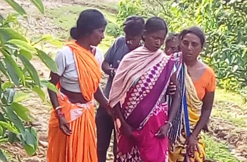 Pregnancy Health Problems प्रसव पीड़ा से कराहती महिला पहाड़ चढ़कर पहुंची अस्पताल, बच्चे को जन्म देने के बाद हालत हुई ख़राब फिर...