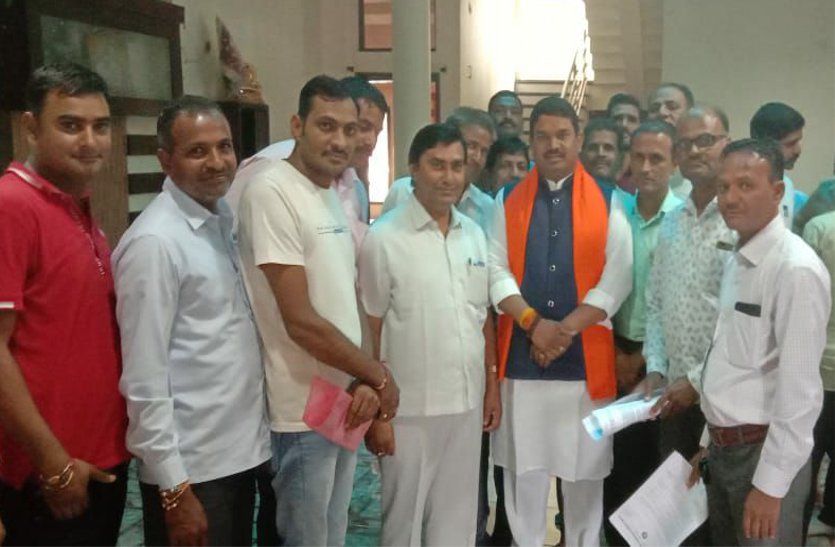 Villagers now appeal to MP to demand service road सर्विस रोड की मांग को लेकर अब ग्रामीणों ने सांसद से लगाई गुहार