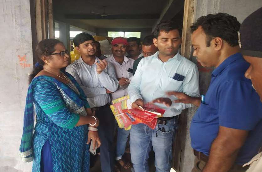 police catch many Brand fake packing factory in gwalior