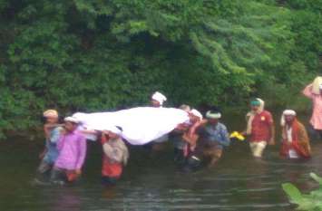 Dungarpur. Mandwa Khakhara village news वाह से सरकार, आखिरी सफर दुश्वार, भवसागर से पहले करनी नदी पार