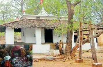 Chhattisgarh Tribal Amazing Tradition: god and goddess gets punishment गजब छत्तीसगढ़: अदालत में पेश होते हैं देवी देवता, भक्तों की शिकायत पर मिलती है कड़ी सजा