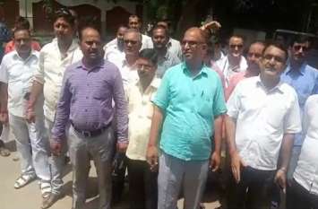 Contractors fiercely create ruckus in Collectorate premises Video : ठेकेदारों ने कलेक्ट्रेट परिसर में जमकर काटा हंगामा, मचा हड़कम्प
