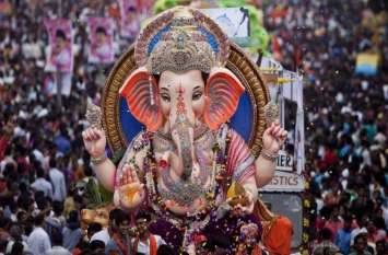 Devotees engaged in worship of Ganpati Bappa गणपति बप्पा की पूजा-अर्चना में भक्त लीन, 12 को दिन भंडारे के साथ शाम को डांडिया में भाग लेंगे कपल