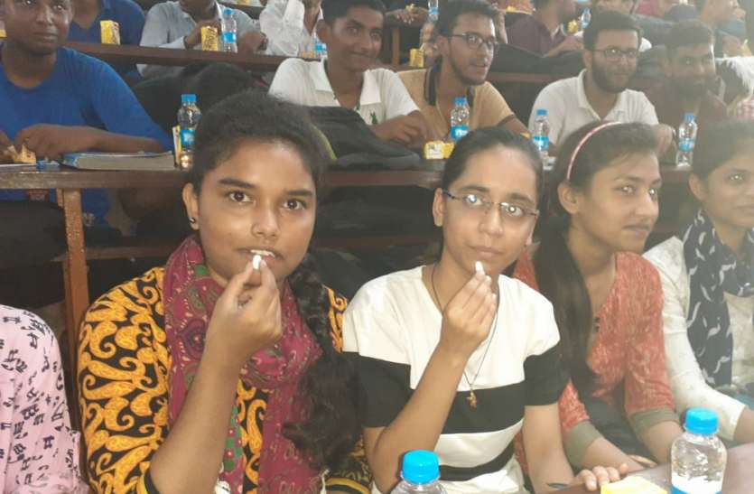 National Child Health राष्ट्रीय कृमि मुक्ति दिवस का हुआ शुभारंभ बच्चो ने खाई दवा