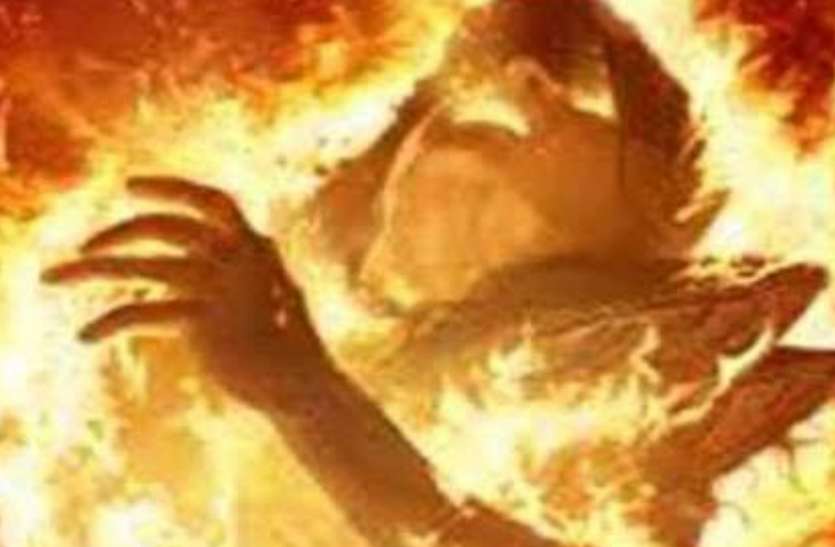 उन्नाव गैंगरेप - दुष्कर्म पीड़िता जिलाधिकारी कार्यालय पहुंच किया आत्मदाह करने का प्रयास, मचा हड़कंप उन्नाव गैंगरेप - दुष्कर्म पीड़िता जिलाधिकारी कार्यालय पहुंच किया आत्मदाह करने का प्रयास, मचा हड़कंप