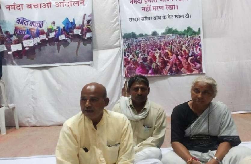 Medha Patkar's fast in support of Sardar Sarovar dam victims सरदार सरोवर बांध पीड़ितों के समर्थन में बनारस से उठी आवाज, शुरू होगा क्रमिक अनशन